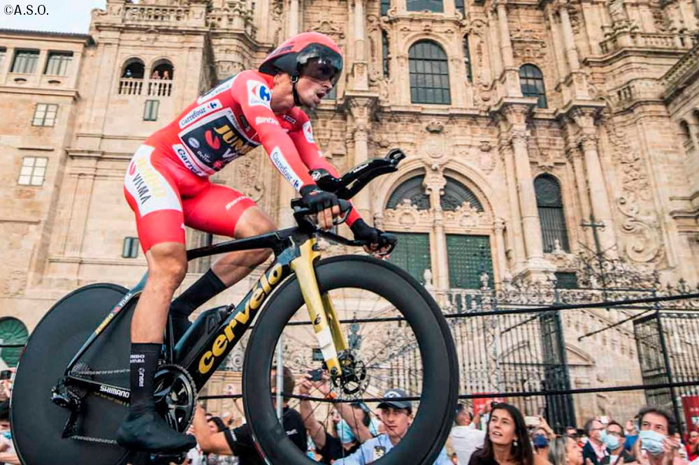 マイヨ・ロホののスキンスーツとゴールドのTTバイクでサンティアゴ・デ・コンポステーラを駆け抜けるプリモシュ・ログリッチ