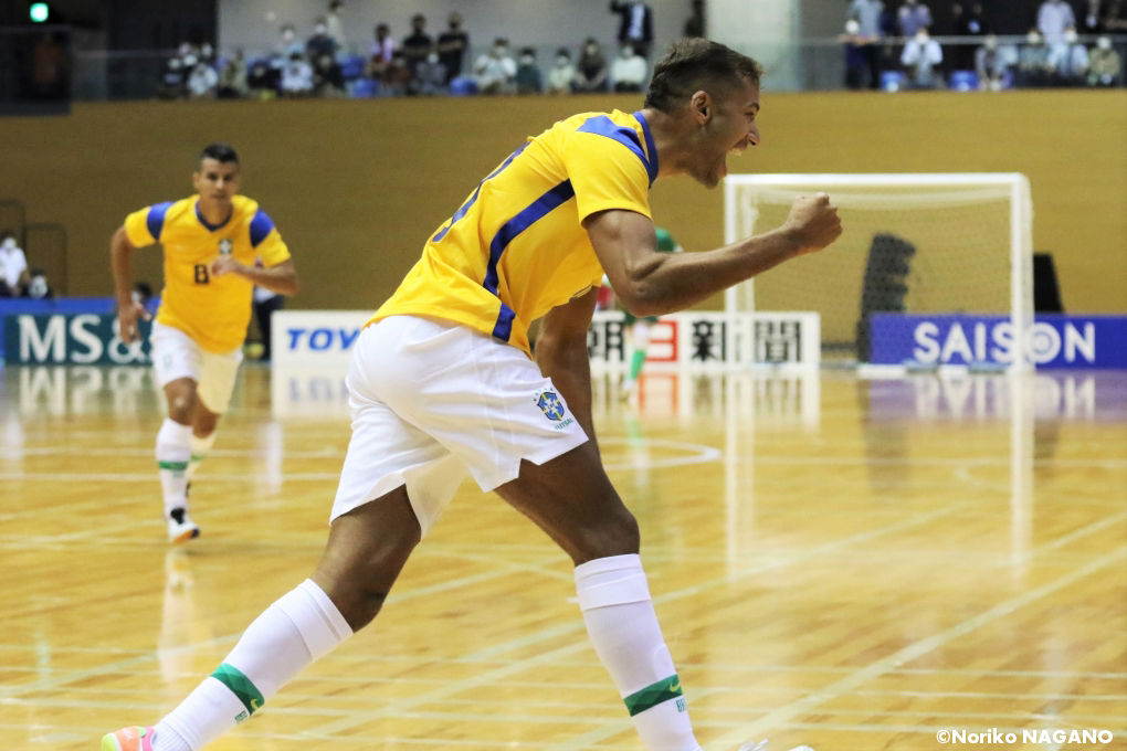 国際親善試合第１戦で３ゴールを決めたフットサルブラジル代表10番ピケ　©Noriko NAGANO