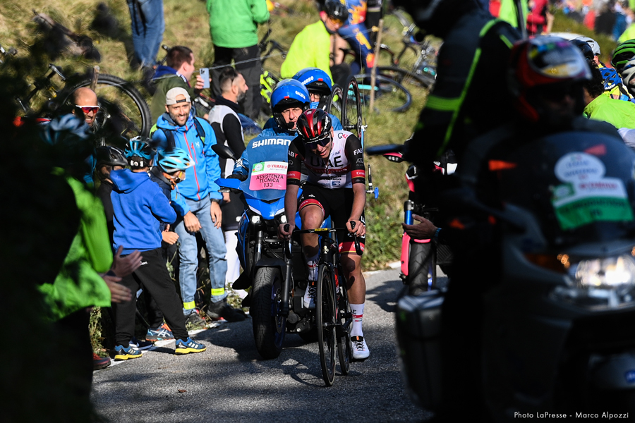 激坂をよじ登る前回大会王者のポガチャル