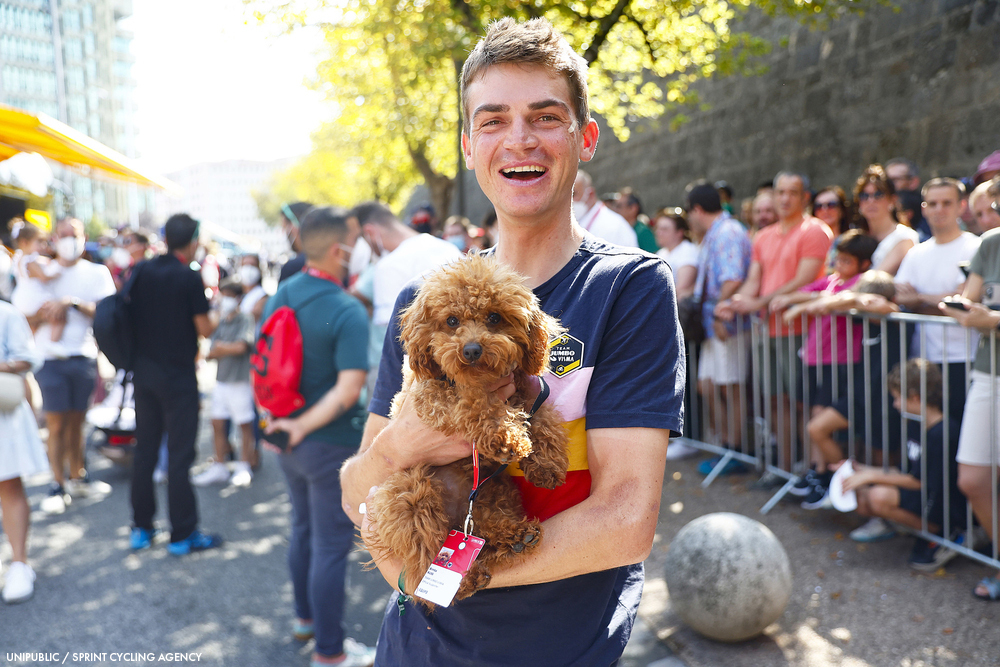 レース前に犬を抱くセップ・クス