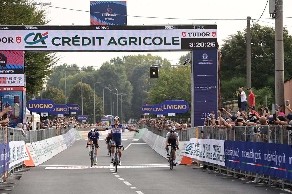 小集団スプリント勝負はバジオーリに軍配