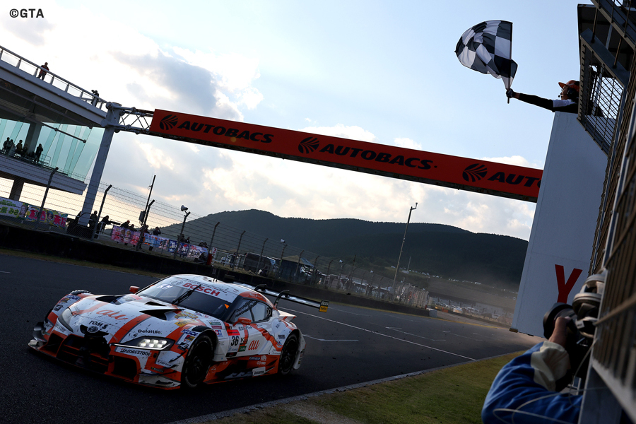 トップでチェッカーを受ける36号車