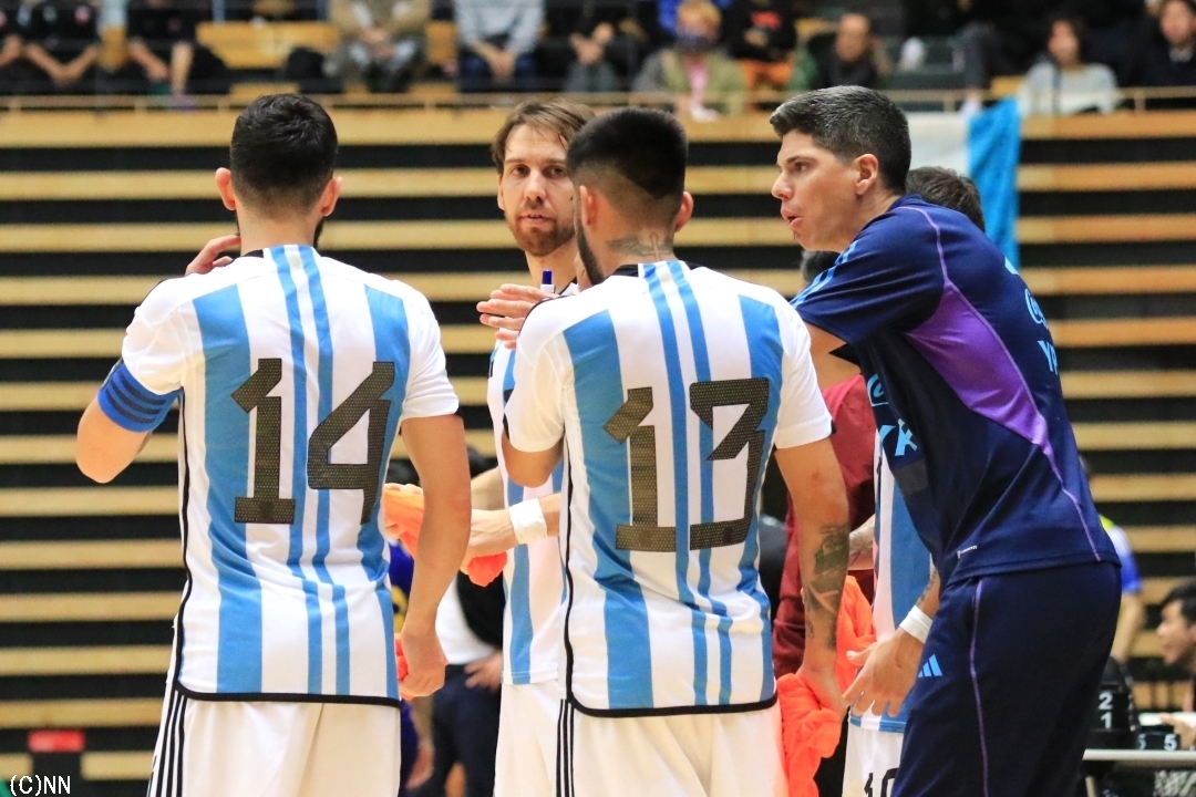 「負けるわけにはいかない」 選手たちに指示を送るアルゼンチン代表マティアス・ ルクイス監督