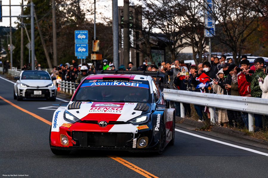 前回大会でリエゾン区間を走るトヨタ