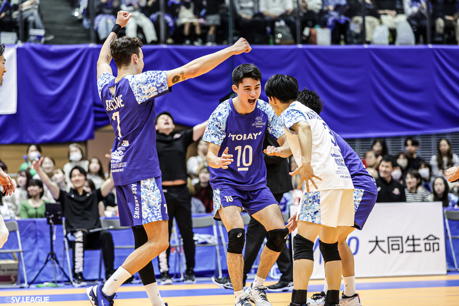 チームを鼓舞する重藤トビアス赳選手（写真中央）