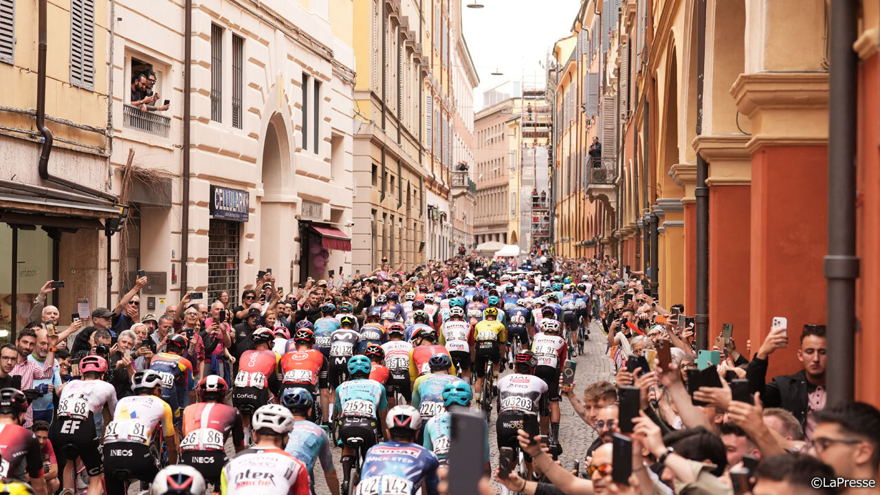 171人の選手がモデナを出発！曇り空の中、フェラーリゆかりの地・マラネッロを通過するルート