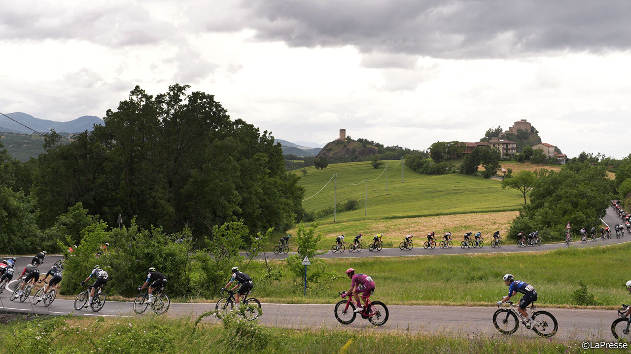 カテゴリー3級の山岳と中間スプリントで激しい競り合いを見せる