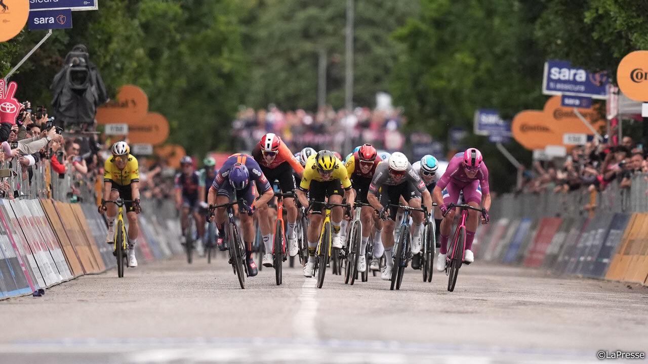 最後の直線で強烈なスプリントを見せ、コーイがトップでフィニッシュラインを通過