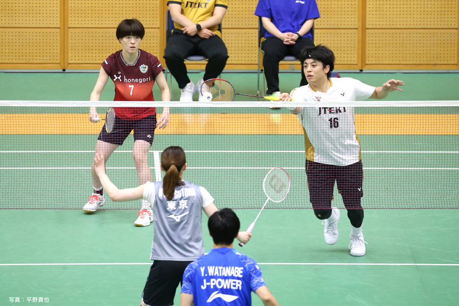 渡辺／松友ペアを高く評価する元日本代表の古賀輝（写真：奥右）