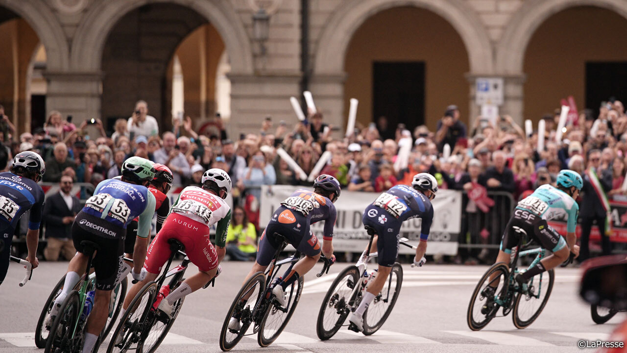 久々のジロ訪問を全力で祝うロヴィーゴの人々に応援されスタート
