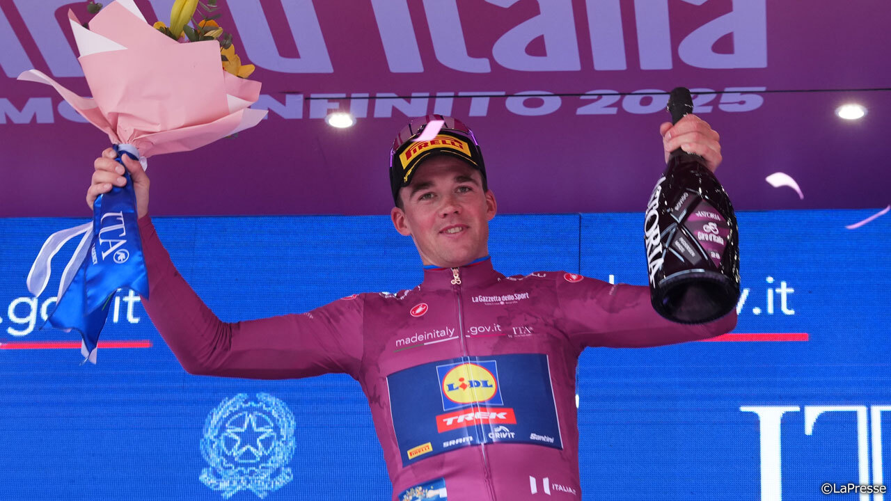 最後のスプリント勝負に勝ち、チームメイトに感謝するピーダスン