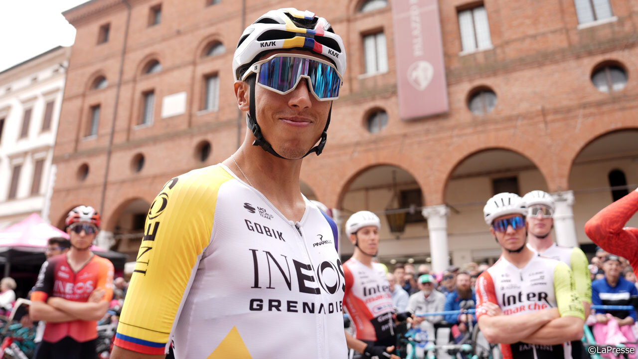 コロンビアナショナルチャンピオンジャージを着用しジロに帰ってきたベルナル