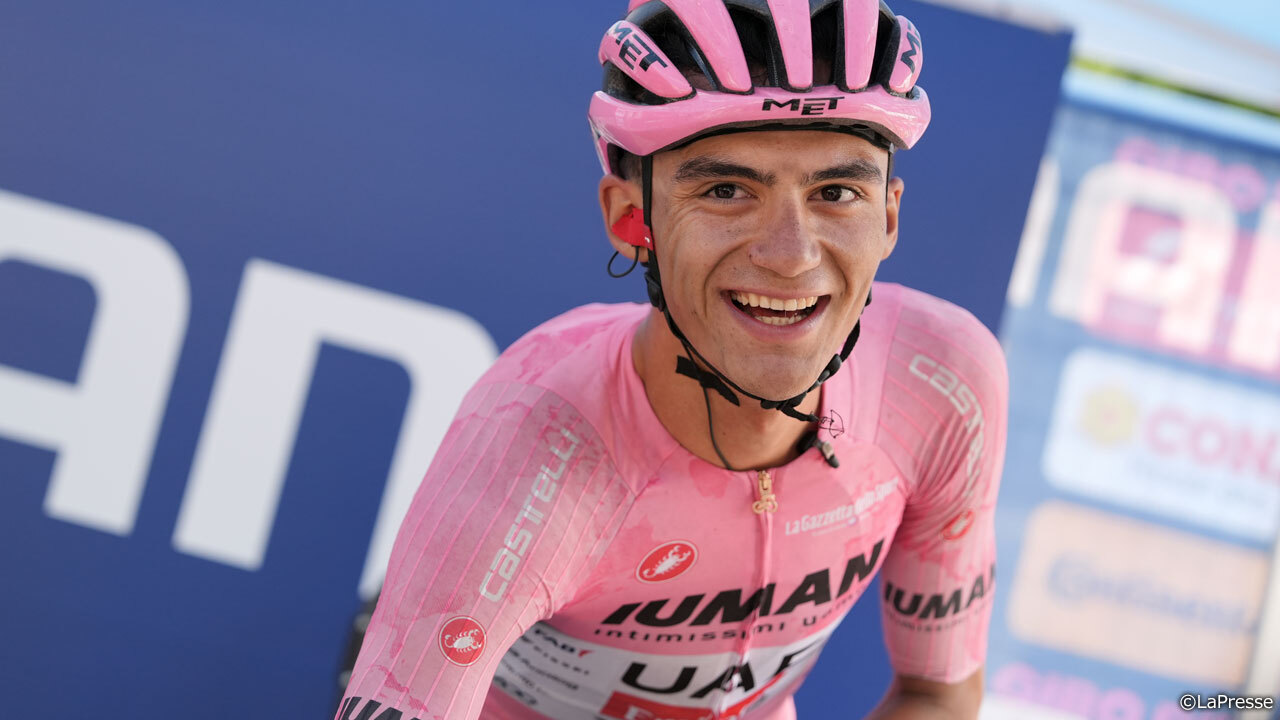 メキシコ人として初めてマリア・ローザに袖を通したデルトロ