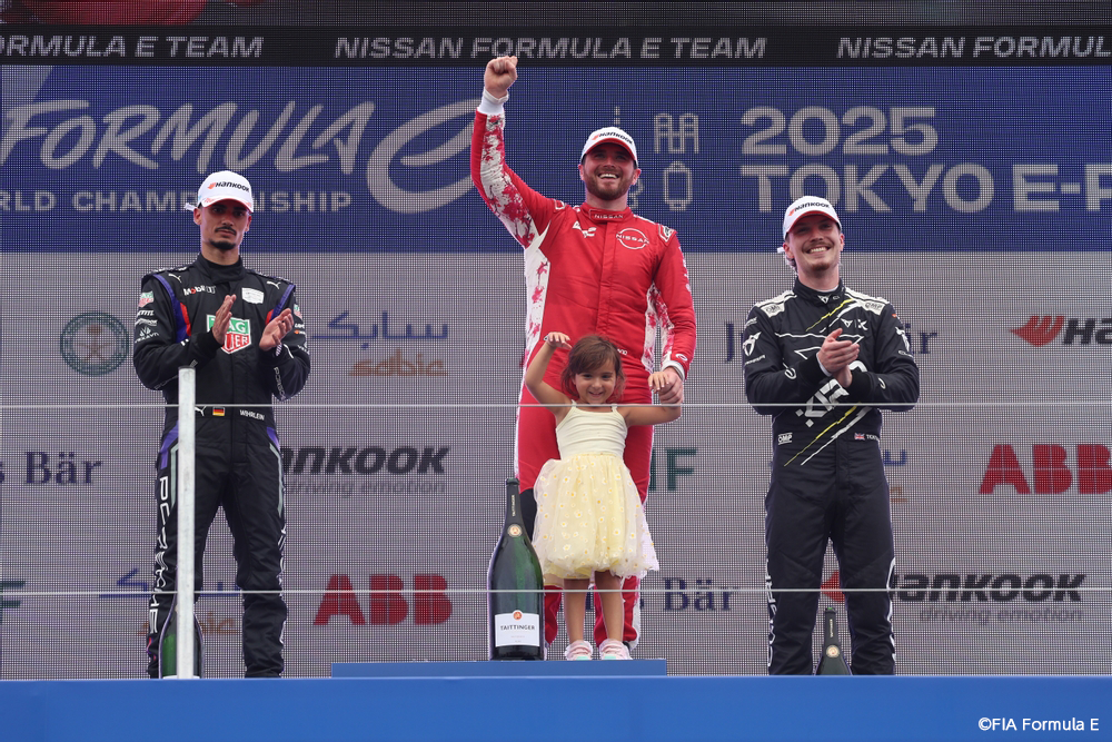 第9戦の東京大会で勝利したローランド（写真中央）