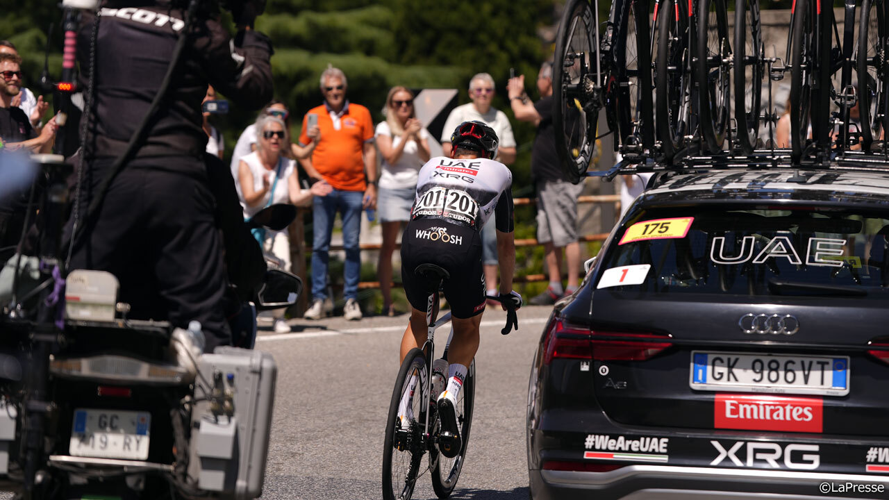 気温30度を超える暑さの中、アユソはチームと相談の末リタイアを決断