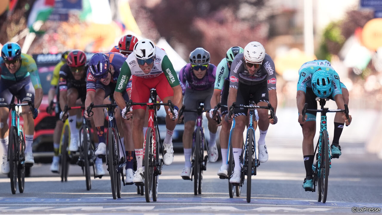 デンツを追う10人が2位争いのスプリント 