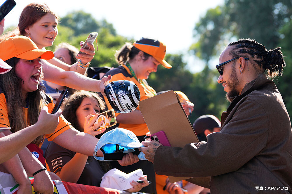 熱狂する女性ファンと接するハミルトン