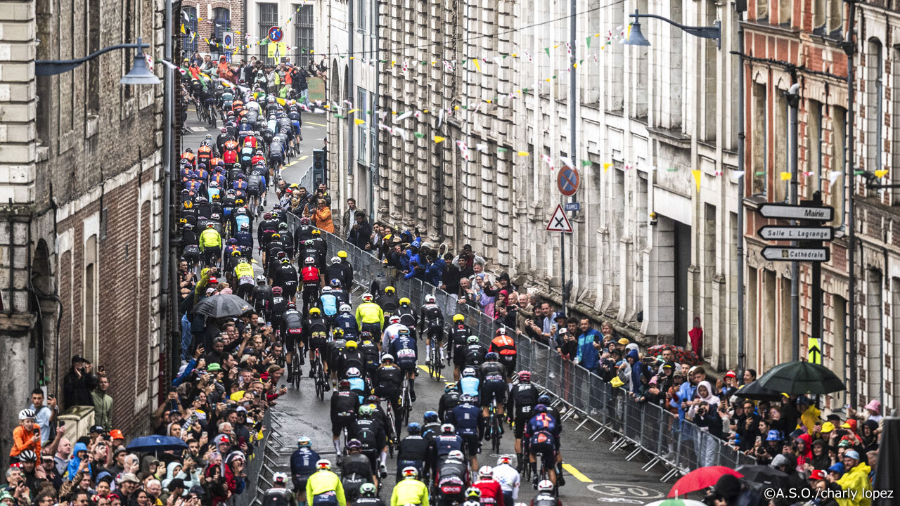 大雨の影響で混乱が生じ、ロヴァン＝プランクでのスタートは15分遅れることとなった