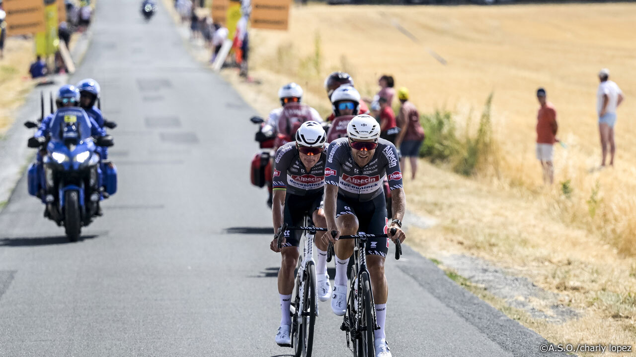 アルペシン・ドゥクーニンクは序盤から奇襲を仕掛け、ファンデルプール＆リカールトがアタック