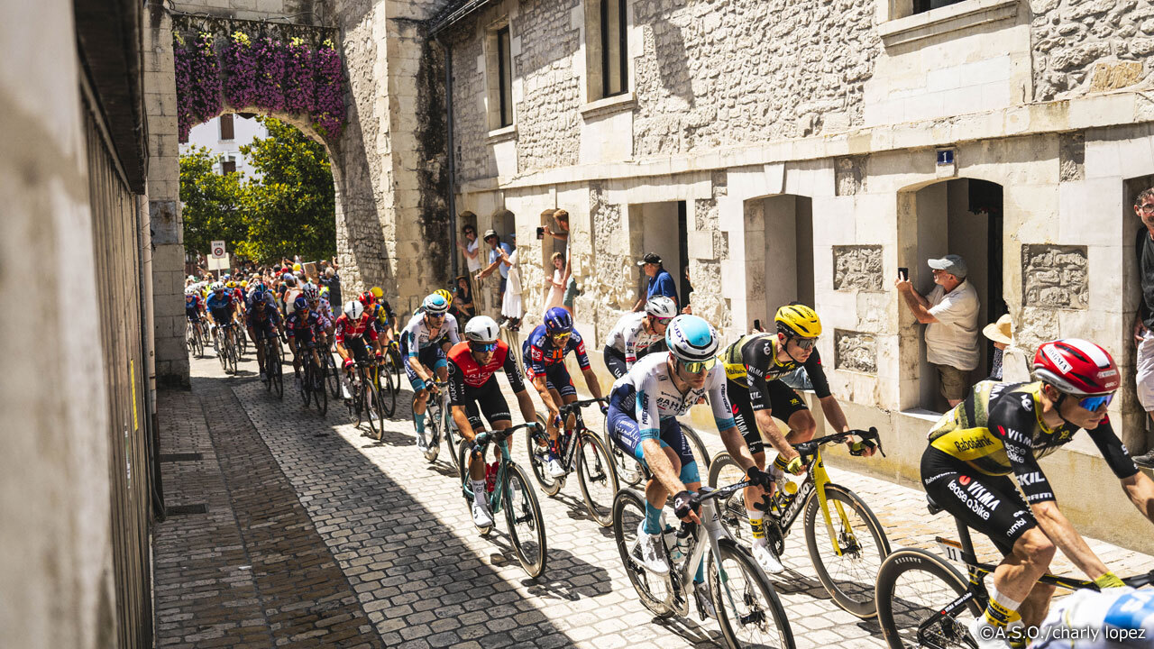 大物の逃げに総合上位チームが全力で追撃し、レース終盤に緊張が高まる