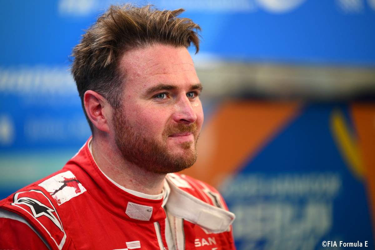 ドライバーズチャンピオンを獲得したオリバー・ローランド（日産）