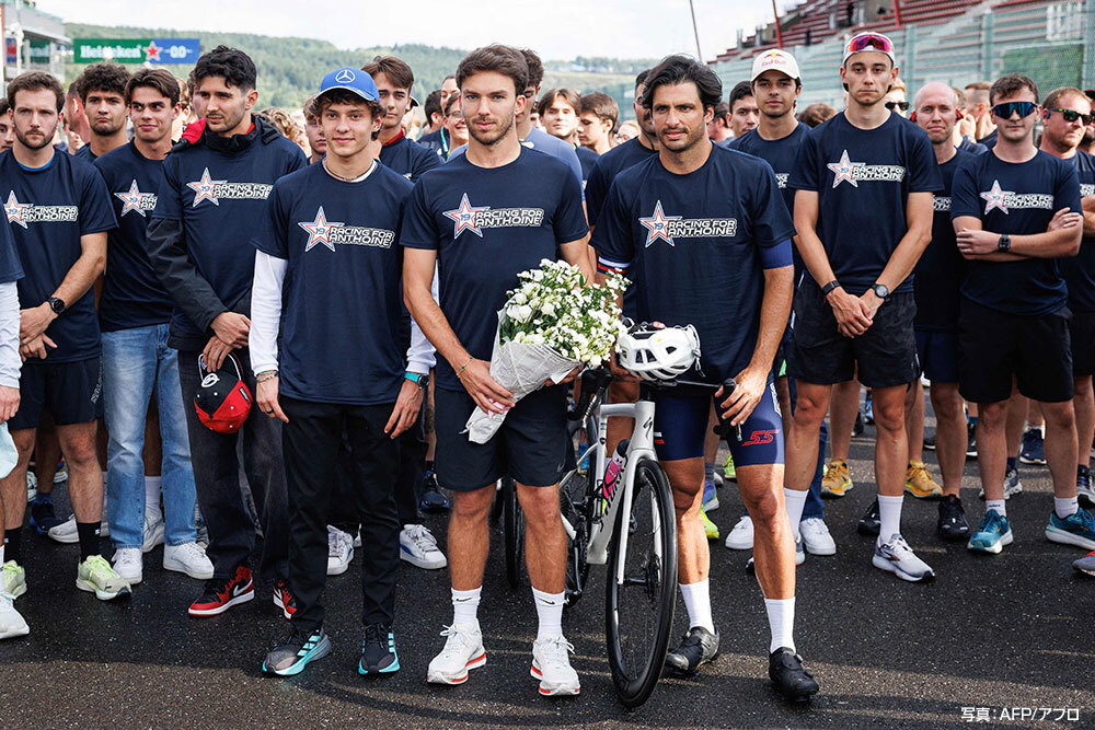 2人を偲ぶピエール・ガスリー（写真中央）