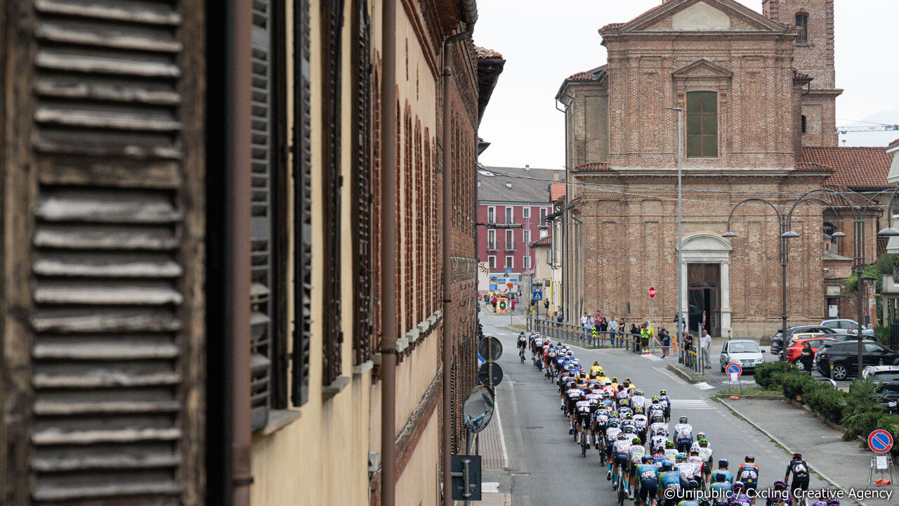 大会2日目にして、アルバ発、リモーネ・ピエモンテ着、本格山岳ステージが登場