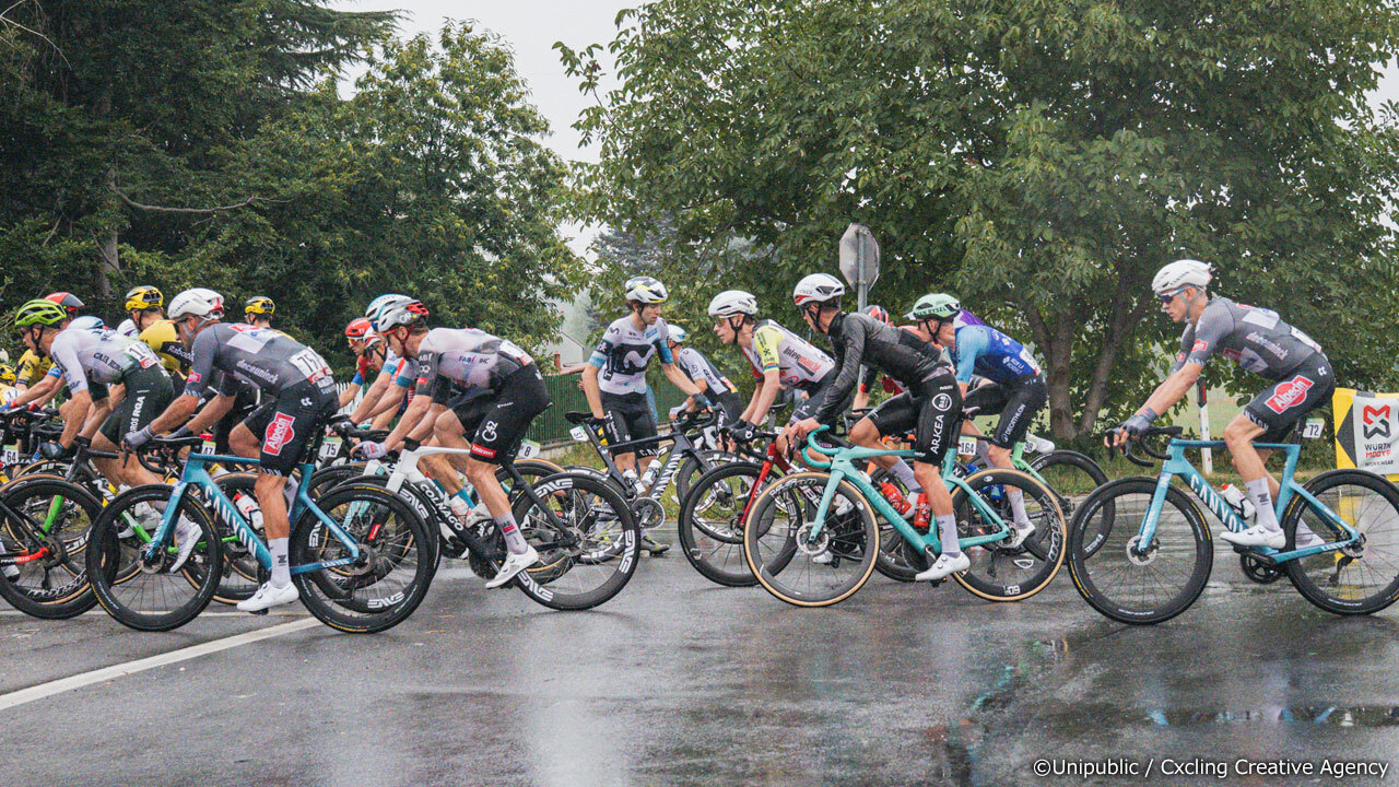 レース後半に雨が降り出し、多くの選手たちが苦戦を強いられた