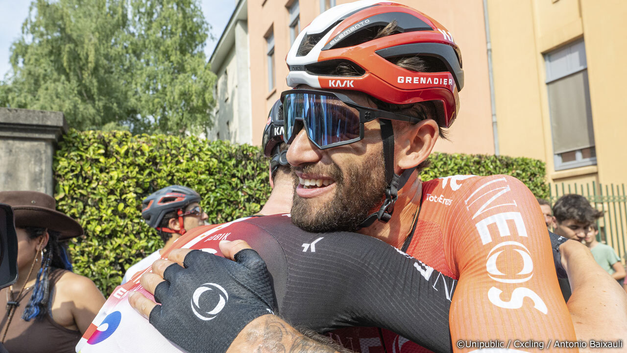 勝利の後、感激のあまりチームメイトのフィリッポ・ガンナを抱きしめたベン・ターナー