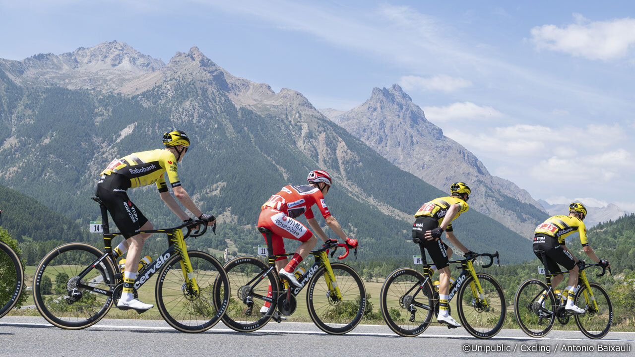 ツール・ド・フランスでおなじみのアルプスを走るプロトン