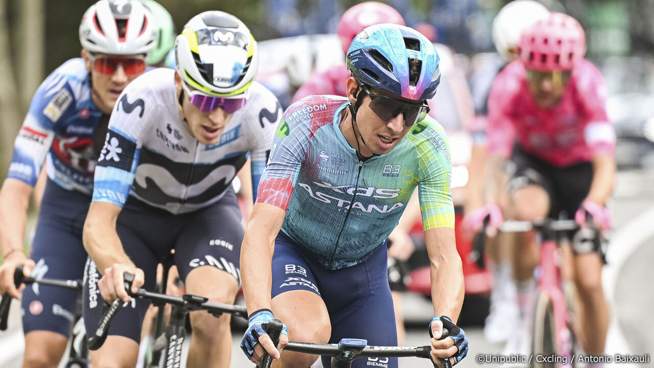 スタート直後の3級山岳で、逃げ集団をリードするカストリーリョ＆フォルトゥナート