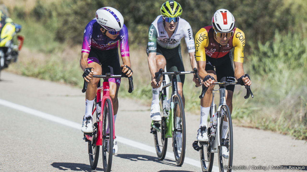 レース開始直後に地元スペインのサミティエルら3選手が逃げを形成