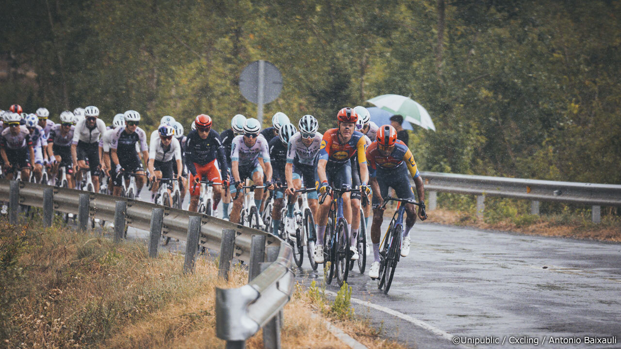 雨にも負けず、ハイペースを維持するメイン集団