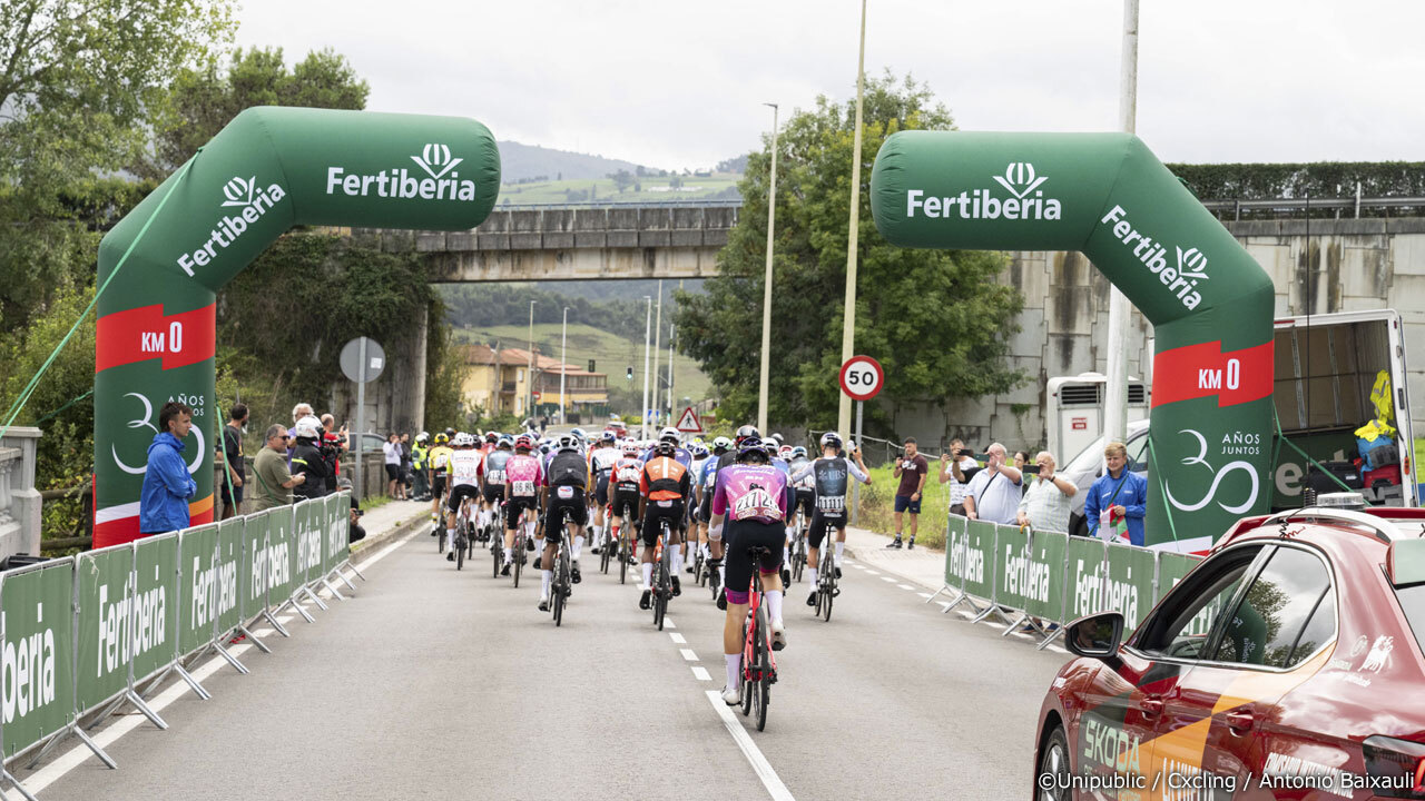 第12ステージのスタート地点・ラレドを出発した選手たち