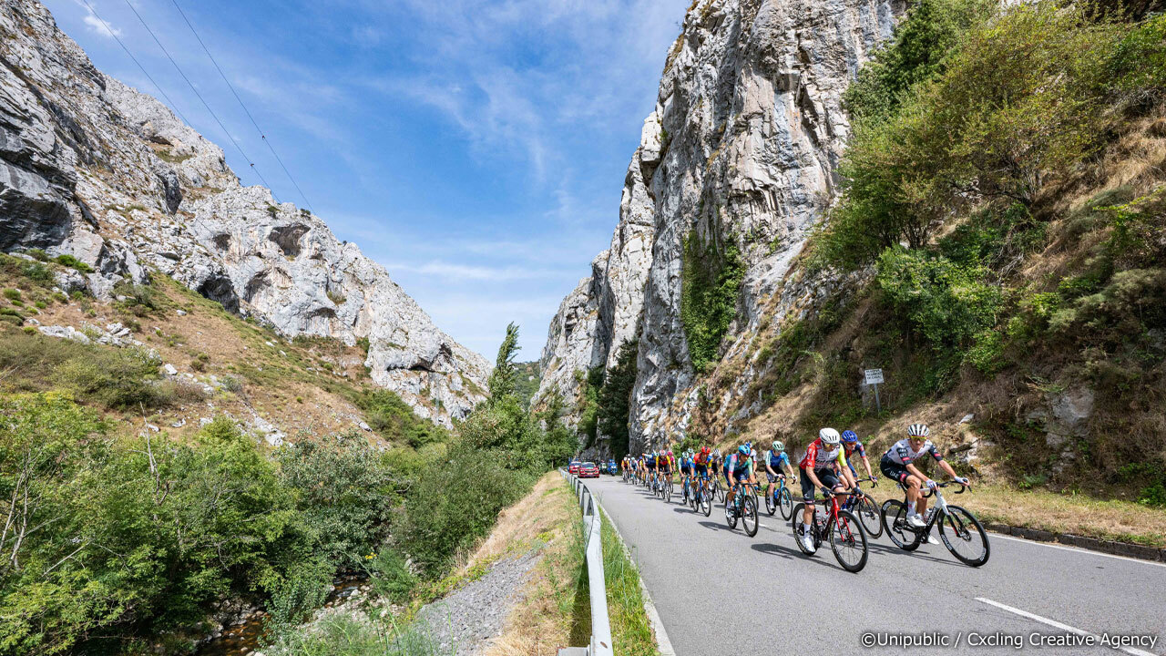 前日のアングリルに続きこの日も厳しい山岳が選手たちを待ち受ける