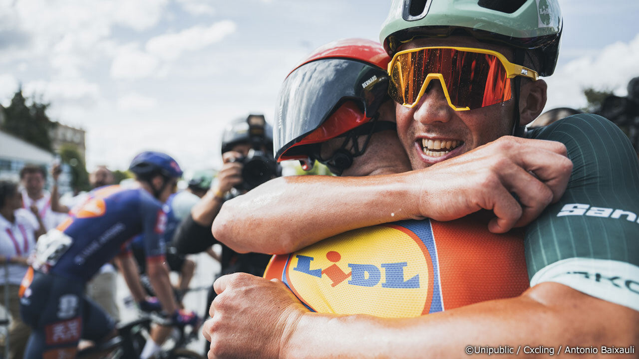 勝利の喜びをチームメイトのジュリアン・ベルナールと分かち合うピーダスン