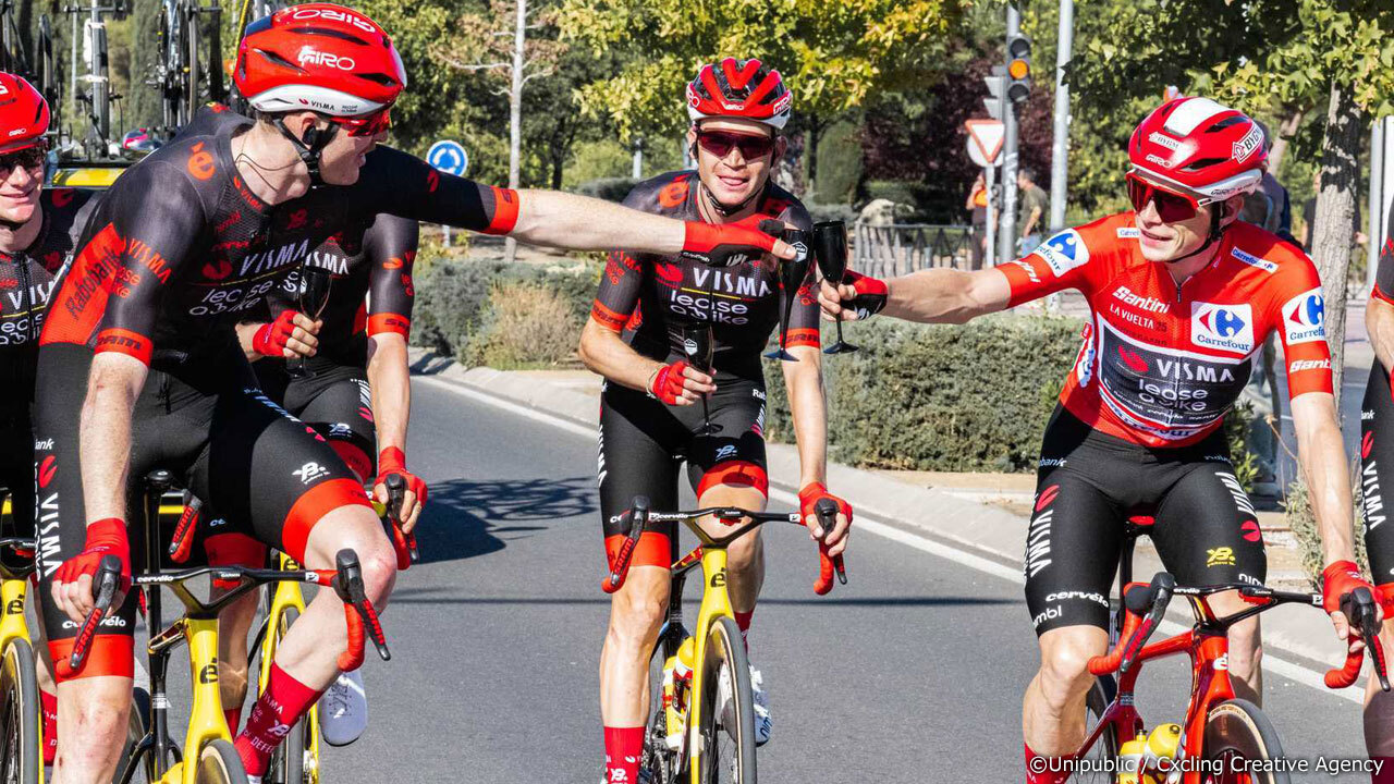 チームメイトと3度目のグランツール制覇を祝うヴィンゲゴー