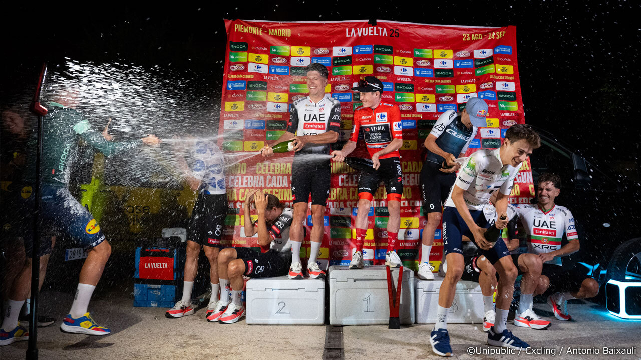 即席の表彰台で互いの健闘を称え合う選手たち