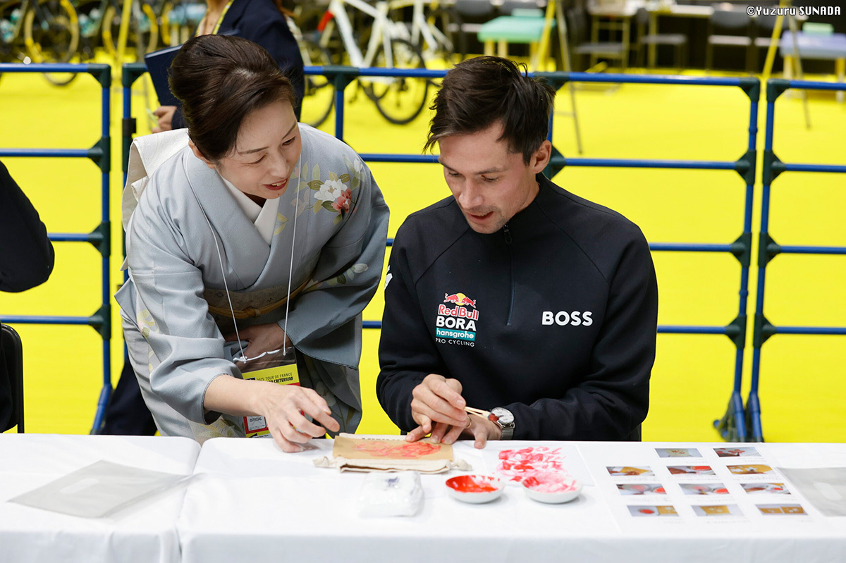 友禅染めを体験するログリッチ