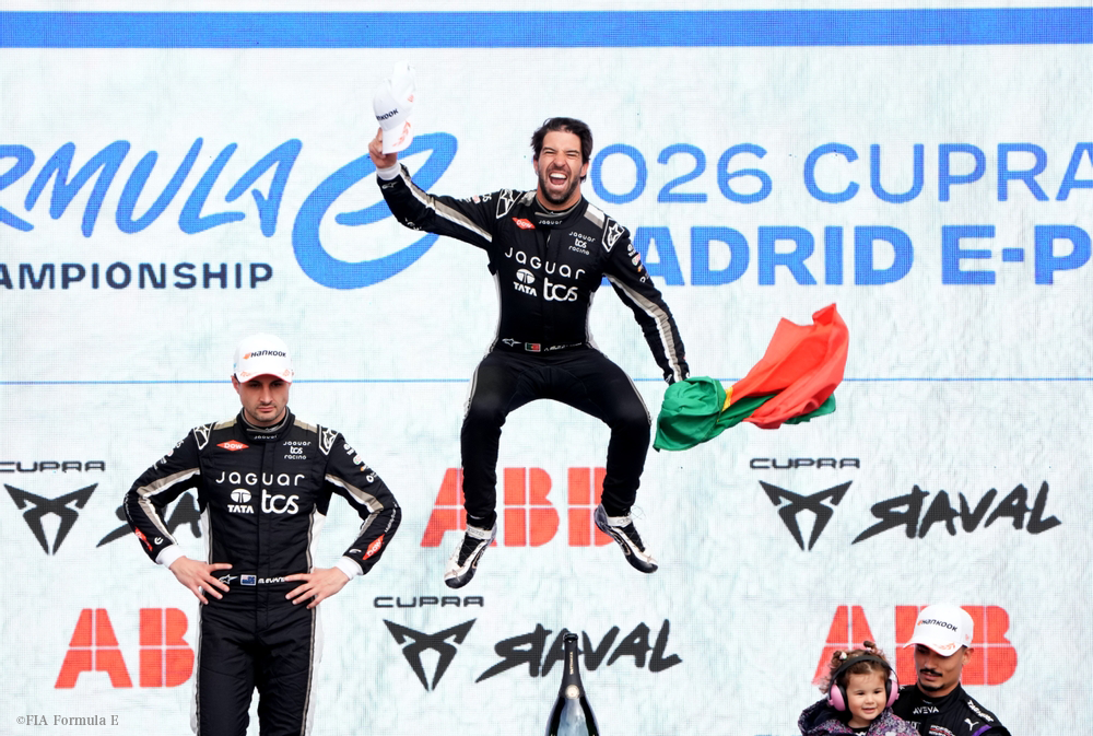 表彰台で歓喜するアントニオ・フェリックス・ダ・コスタ（ジャガー）