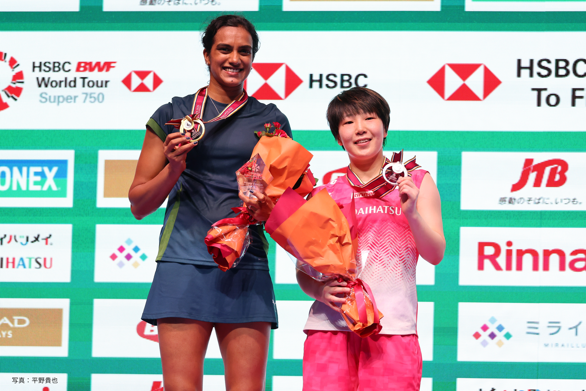 表彰台で健闘を讃えあうプサルラ・V・シンドゥ（インド）と山口